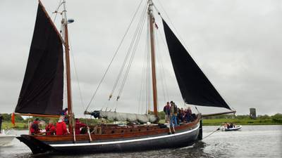 Galways hooker ‘Mac Duach’ glides into Ballina Quay for regatta