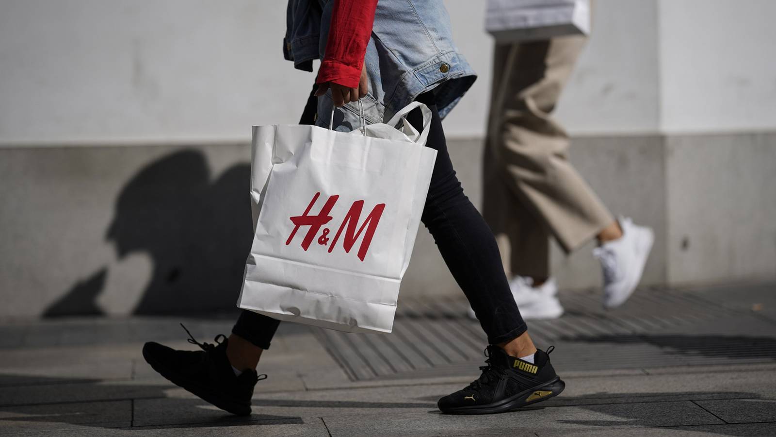 H&M to close hundreds of stores as online shift accelerates – The Irish ...