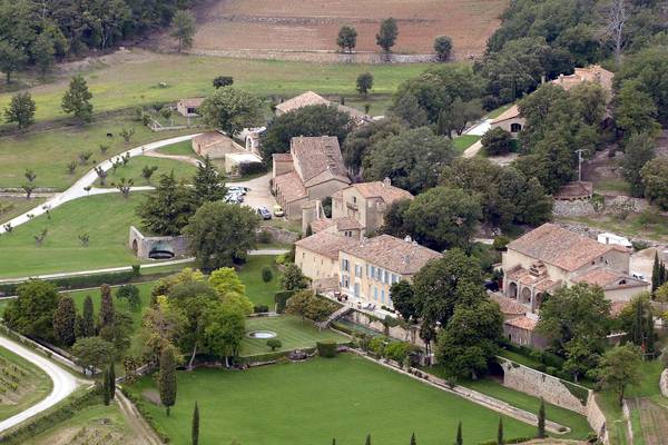 Brad Pitt and Angelina Jolie told to pay €565,000 in chateau lighting wrangle