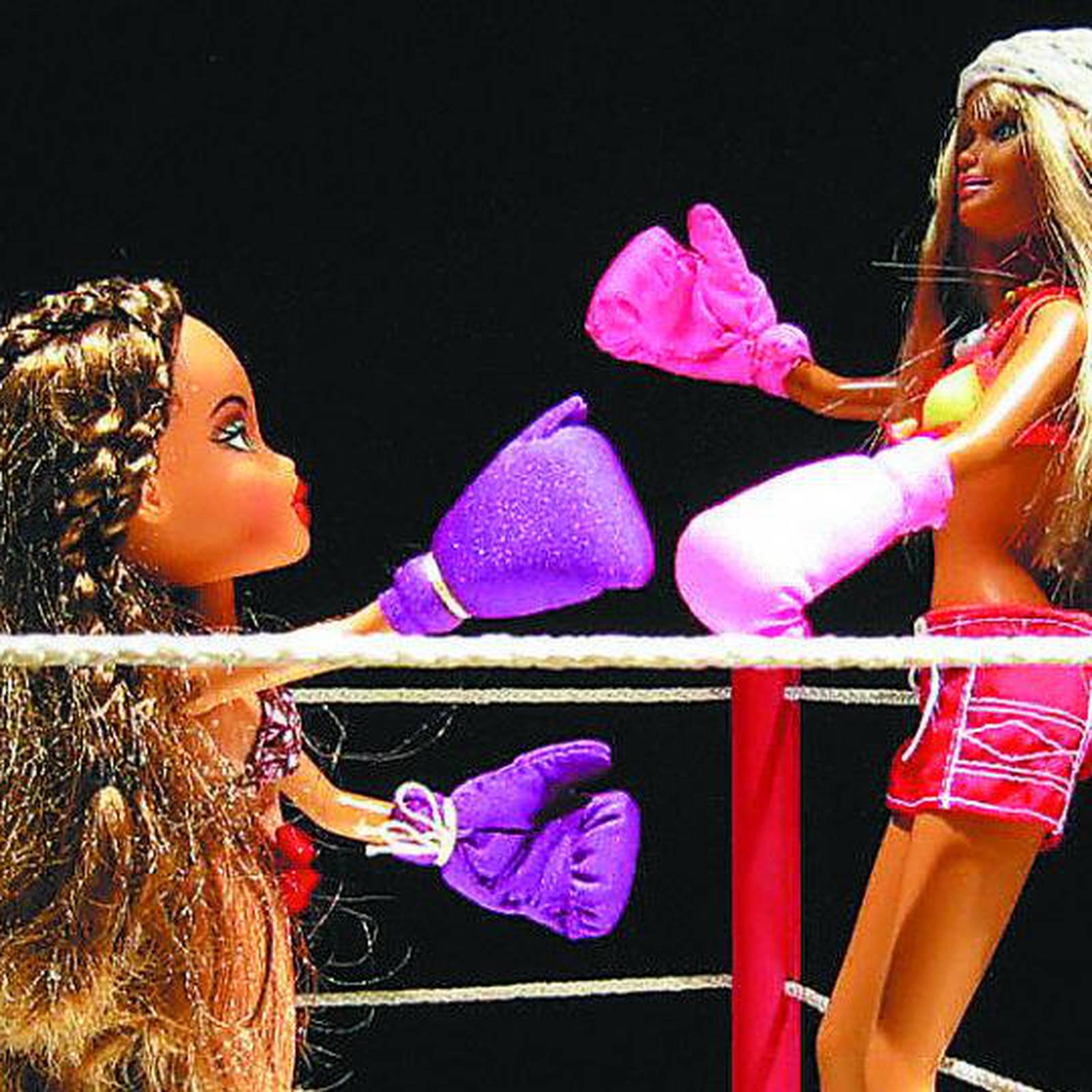 Fight dolls. Барби Братз. Barbie vs Bratz. Куклы Барби бокс. Кукла Барби боксерша.