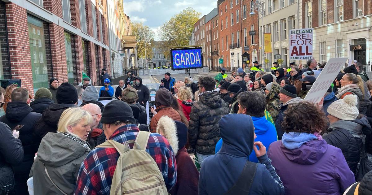 Дороги в Дублине закрыты из-за марша антииммиграционных протестов в Дейле – Irish Times