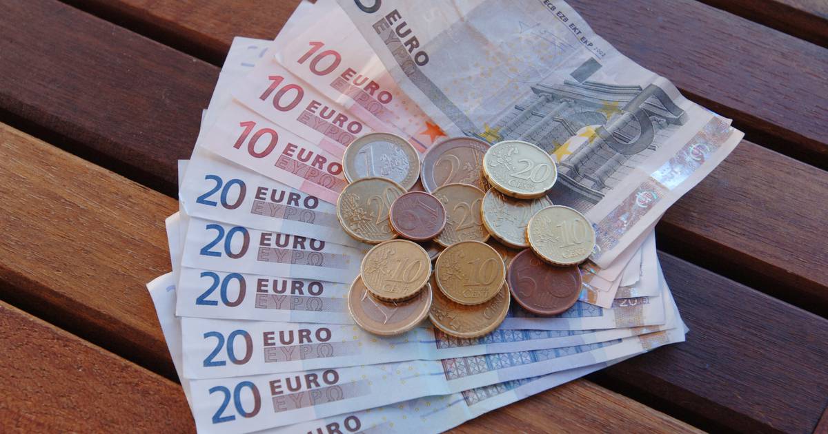 Latvija siūlo 20% metinį banko mokestį, kuris padidins spaudimą Airijos skolintojams, rašo „The Irish Times“.