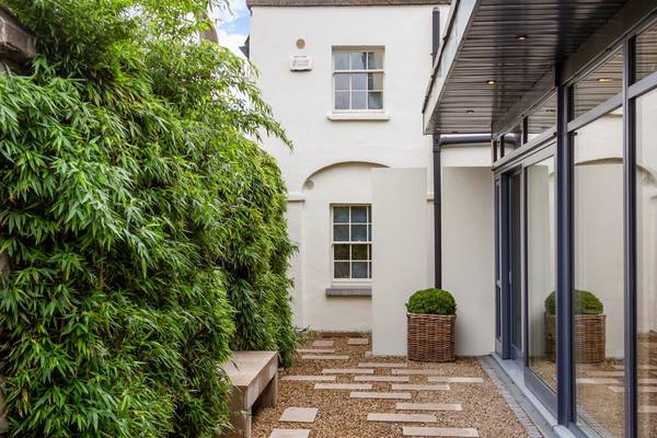 Coach house with outdoor room, a minute from the Grand Canal, for €875k