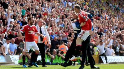 Manchester United pile pressure on City after turgid Norwich win