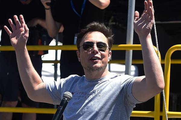 Musk says no one reviewed tweet about taking Tesla private