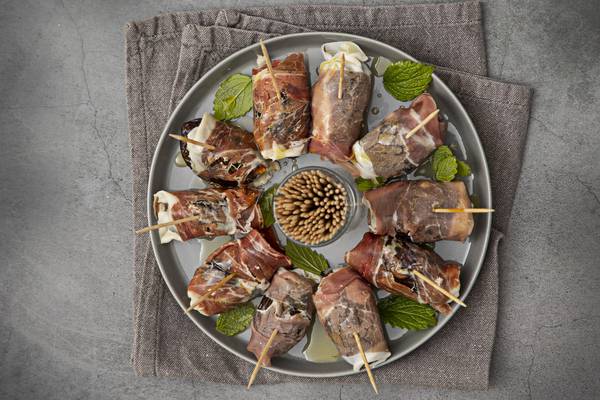 Medjool date, Gorgonzola and proscuitto poppers