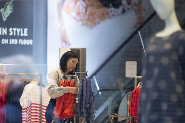 Fewer shoppers willing to spend on pricey goods, survey finds