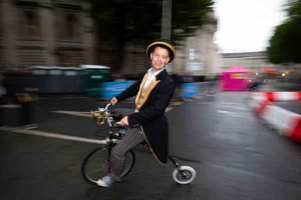 Jugglers and tango dancers take to the streets for traffic-free Sunday