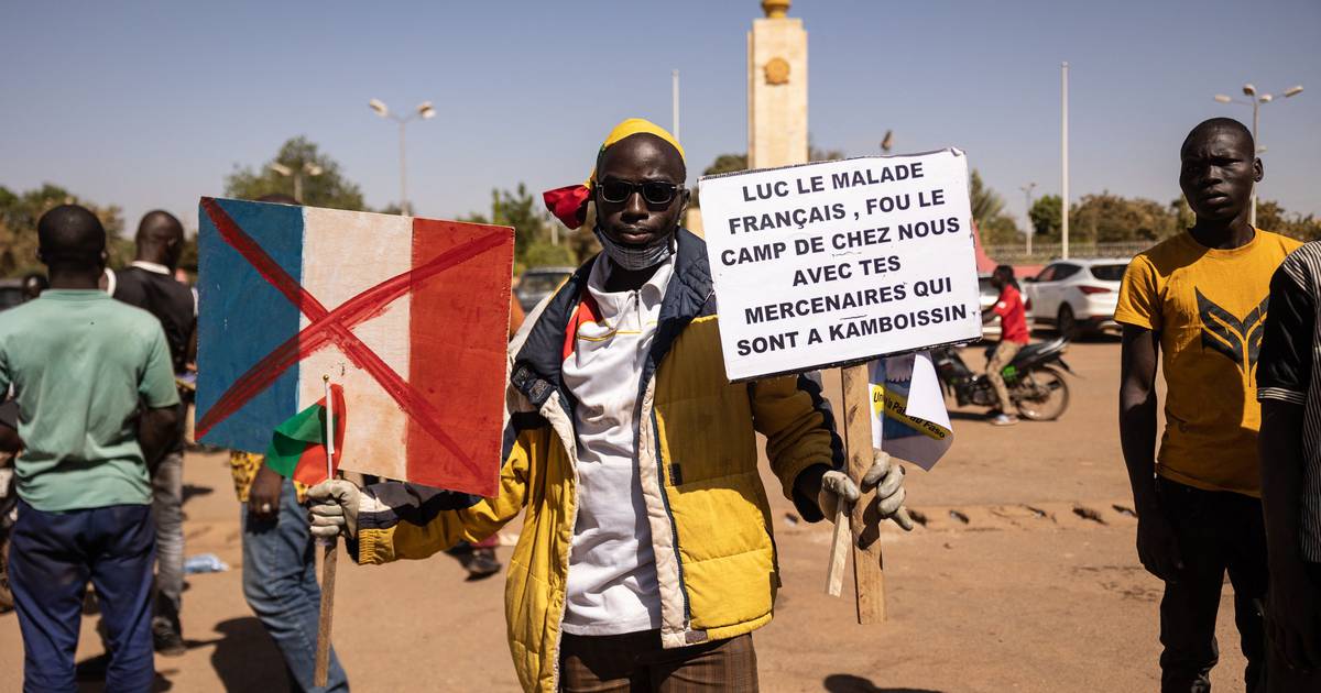 Le gouvernement militaire du Burkina Faso « exige le départ des forces françaises » – The Irish Times