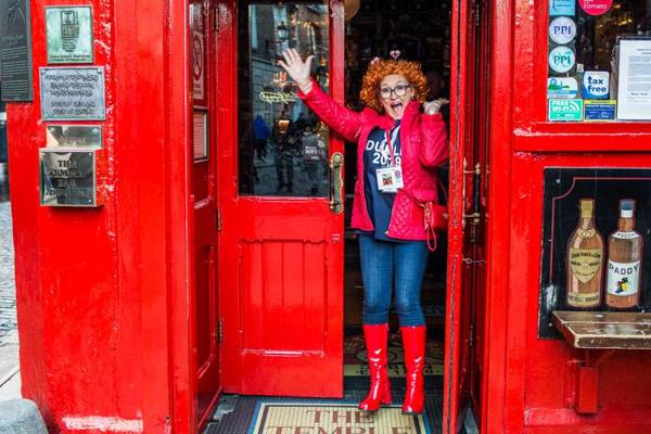 English rugby supporters in Dublin slow to tackle Brexit