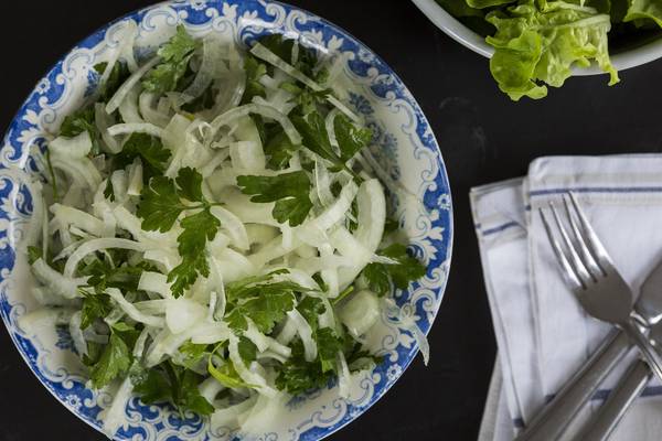 Onion and parsley salad