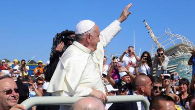Pope Francis commemorates dead migrants at Lampedusa
