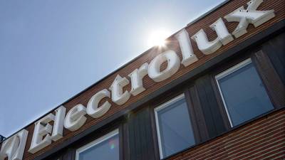 Electrolux posts loss, eyes future options in wake of GE deal collapse