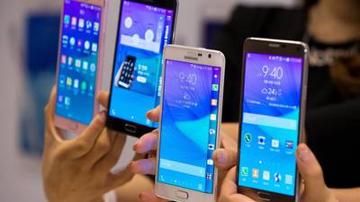 Samsung to debut  smartphone with three-sided screen