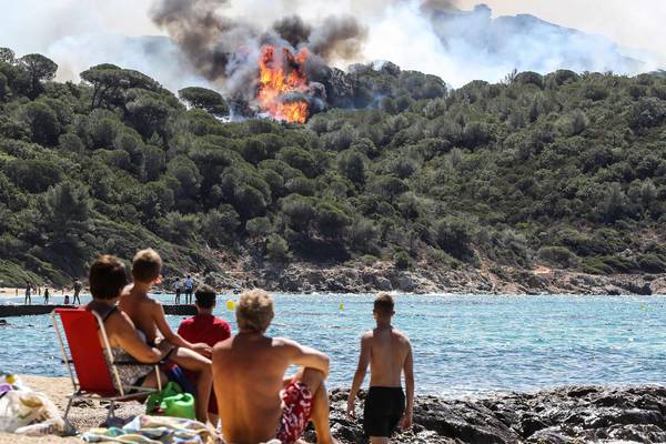Thousands of campers and residents evactuated as wildfires hit France
