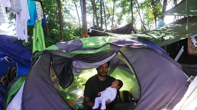 Migrants stuck in squalor at Hungary-Serbia border