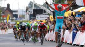 Vincenzo Nibali makes late break to take stage and yellow jersey