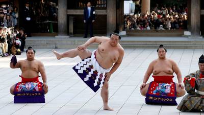 Sumo kiss - Top referee to resign over kissing junior ref