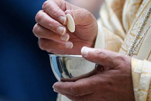 Avoid Communion on tongue to prevent spreading flu, Mass goers told