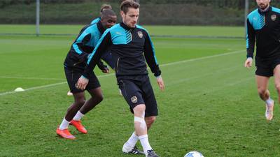 Arsenal’s Mathieu Debuchy seeks talks with Wenger over future