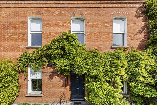 Lots of space to entertain . . and bathe . . in D6 for €1.75m