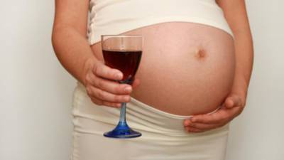One glass of wine can stop foetus breathing, study claims