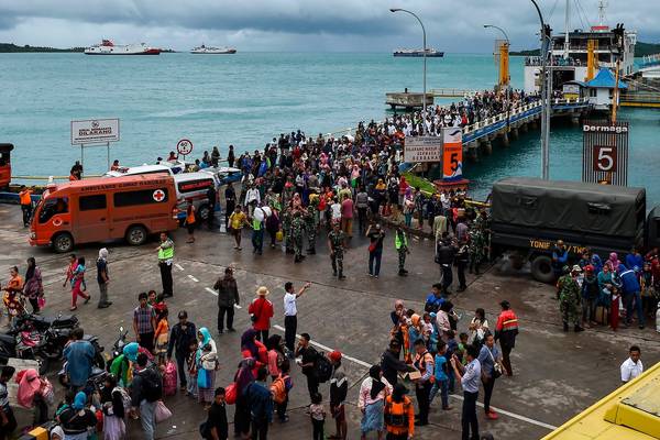 Indonesian tsunami: New warnings issued as 429 confirmed dead