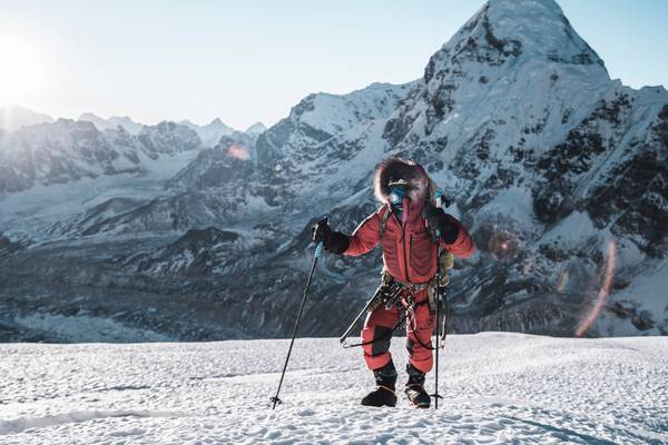 The loneliest mountaineer on Everest tries to make history