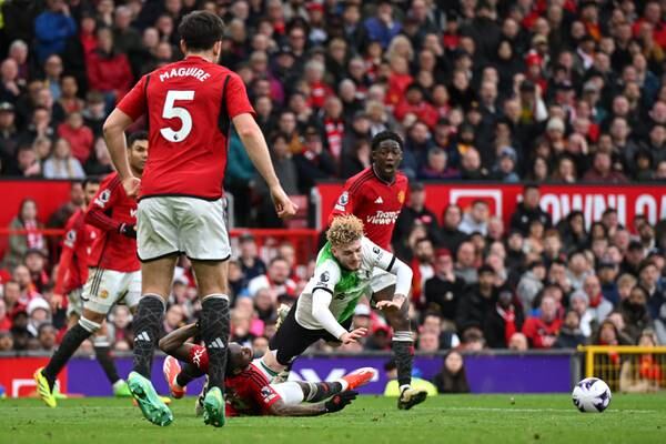 Mo Salah salvages vital point for title-chasing Liverpool at Manchester United 
