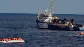LÉ Samuel Beckett  rescues 100 migrants  near Libya