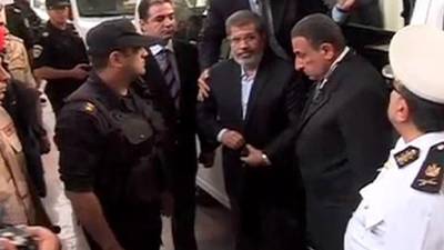 Morsi trial adjourned until 2014 after chaos in Cairo court