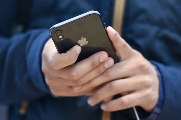 Apple investors raise concerns about entrancing iPhones