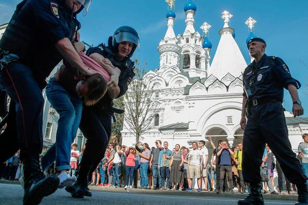 Moscow police arrest protesters ahead of Putin inauguration for fourth term