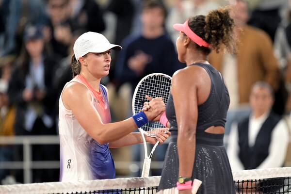 Iga Swiatek digs deep to fend off Naomi Osaka in three-set French Open classic 