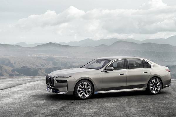 BMW’s new i7 luxury EV claims 600km range
