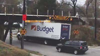 Video website records 100 trucks hitting low bridge in US