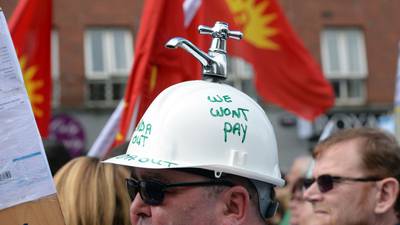 Commission aims for political compromise on water charges