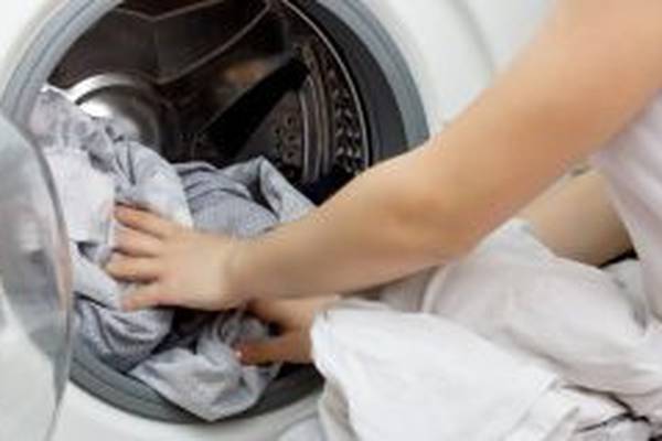 Washing clothes on quick, cool cycles causes less environmental damage – research