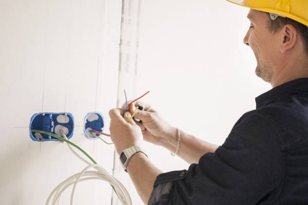 Electricians earn more than architects, survey finds