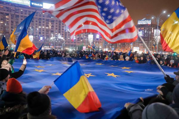 Protesters block setting-up of Christmas fair on Bucharest square