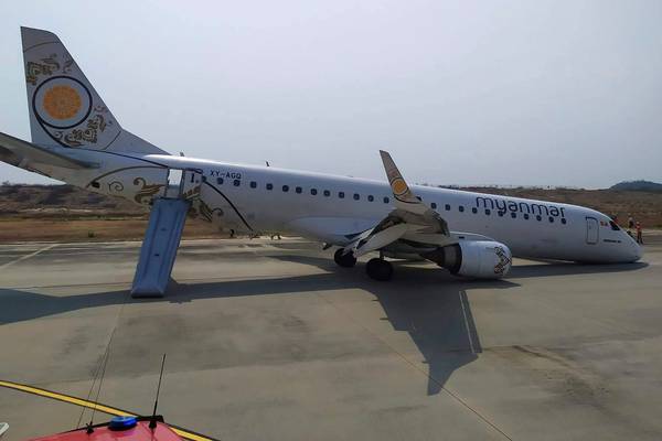 Plane lands with no front wheels after landing gear fails