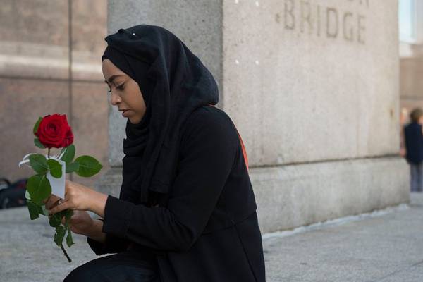 British Muslims hand out 3,000 roses on London Bridge