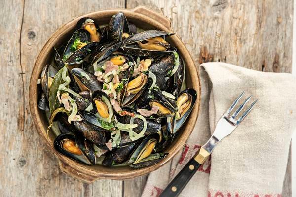 Steamed mussels with Cidona, curry spices and creme fraiche