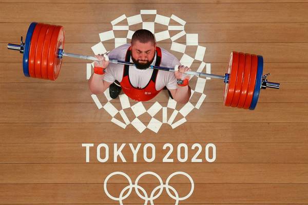 Tokyo 2020: Lasha Talakhadze lifts the weight of a camel before getting the hump