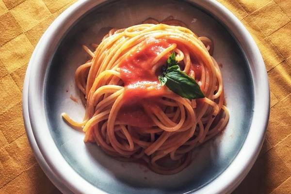 How an Italian in Ireland makes pasta with fresh tomato sauce