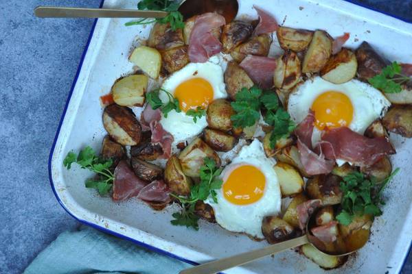 Broken eggs, serrano ham and potatoes