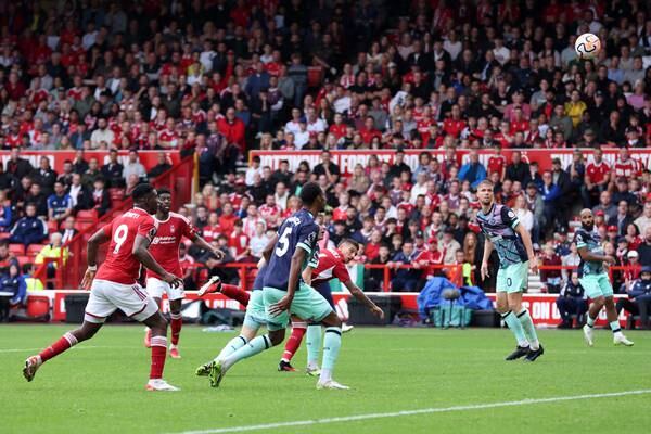 Nottingham Forest’s 10 men hold on against Brentford as Domínguez claims point 