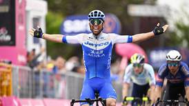 Matthews makes timely move to clinch third stage in Giro d’Italia