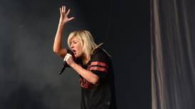 Ellie Goulding:  rock-star poses leave crowd Starry Eyed