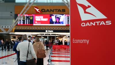 Qantas unveils share buyback despite €833m loss